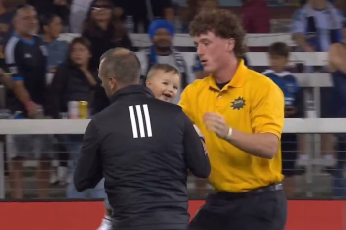El momento en el que un bebé es retirado del campo de juego durante un partido de fútbol en Estados Unidos