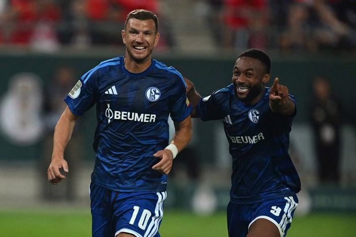 Com Dzeko decisivo, Schalke vence time da quarta divisão e avança na Copa da Alemanha