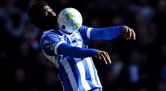 Camaronês Carlos Baleba é reforço do Manchester United