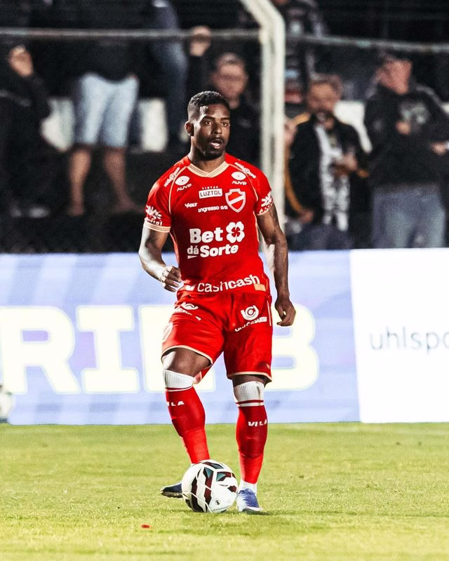 Hayner celebra 300 jogos na carreira e valoriza trajetória no futebol