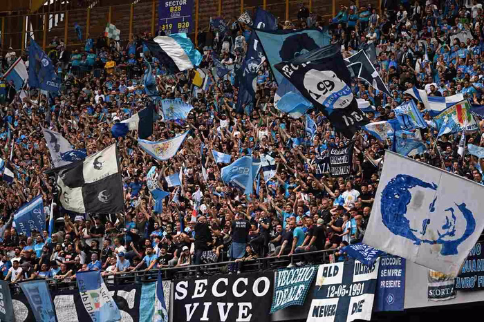 Napoli, clima 🥶 tra ADL e gli ultras azzurri: posizioni in contrasto sul tema striscioni. La situazione