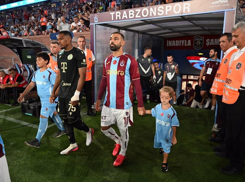 Mohamed Salah trifft achtjährigen Superfan Isaac in der Türkei wieder