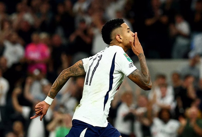 Savinho marca em sua estreia pelo Tottenham