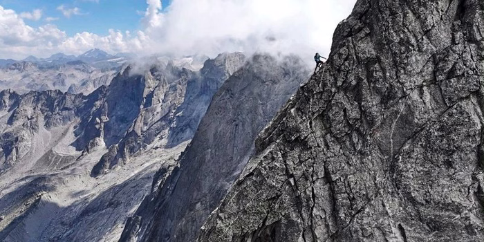 Tiroler klettert Projekt "Ridge2Ridge" free solo und in neuer Rekordzeit