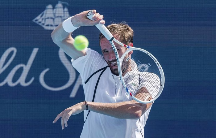 Tennis : « Même le curling, c’est mieux »… Daniil Medvedev pète (encore) un fusible et se fait sortir d’entrée