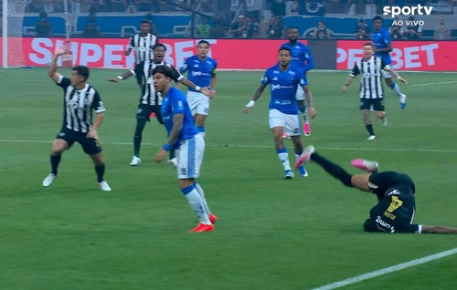 Ruan é levantado por Kaio Jorge, bate cabeça e é substituído