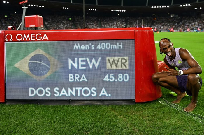 Alison dos Santos bate recorde mundial nos 400m com barreiras