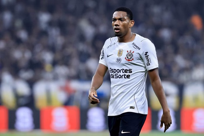 Nottingham Forest aceita deixar André no Corinthians até o fim do ano