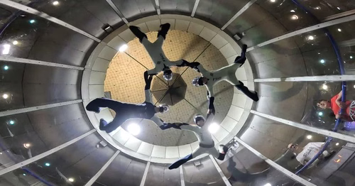Les sensations d'un saut en parachute, sans quitter le plancher des vaches : découvrez le vol libre indoor