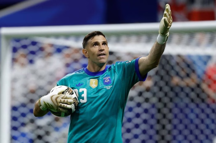 Chelsea acordó el fichaje de Dibu Martínez, que deja Aston Villa para dar el gran salto en su carrera