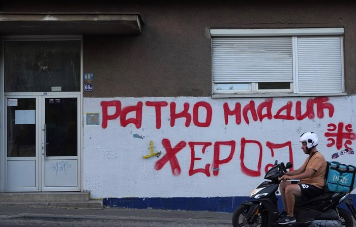 Ligue Europa : « Gloire éternelle »… L’Etoile rouge de Belgrade rend hommage au génocidaire Ratko Mladic