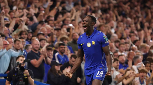 Welbeck trifft erstmals für Chelsea: Blues ziehen souverän in Runde drei ein