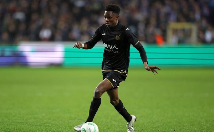 Schalke 04 und Werder Bremen bemühen sich um Transfer eines Verteidigers