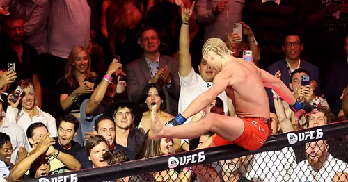 Max Holloway y Paddy Pimblett, multados por saltar fuera del octágono en UFC 329