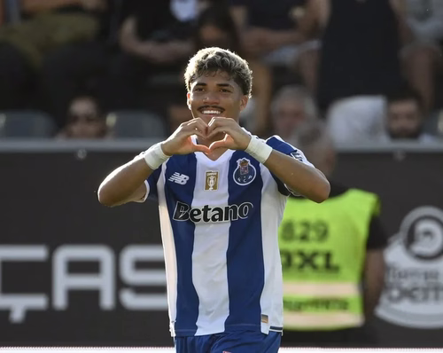 Porto vence com gol de brasileiro e segue sendo líder invicto do Português