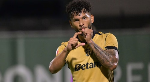 Suárez bisa na goleada ao Rio Ave