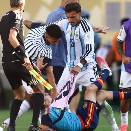 Multado e suspenso por 10 jogos por confusão na Copa, Paredes vê exagero da Fifa