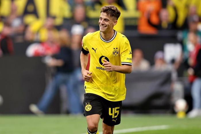 Borussia Dortmund, tegola Konstantelias: lesione del crociato al debutto in Bundesliga