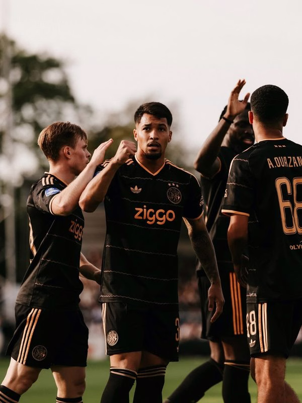 Marcos Leonardo sai do banco, marca em cinco minutos e fecha goleada do Ajax no Holandês