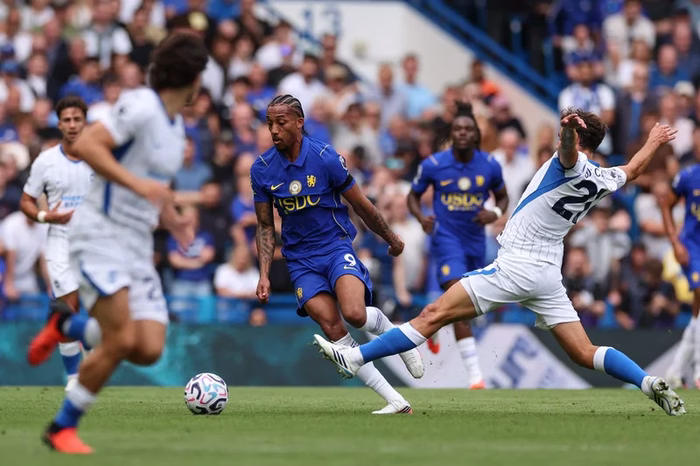 Chelsea vence Brighton com destaque brasileiro em partida de sete gols