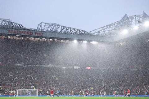 Old Trafford, il tetto fa ancora acqua: le immagini subito virali