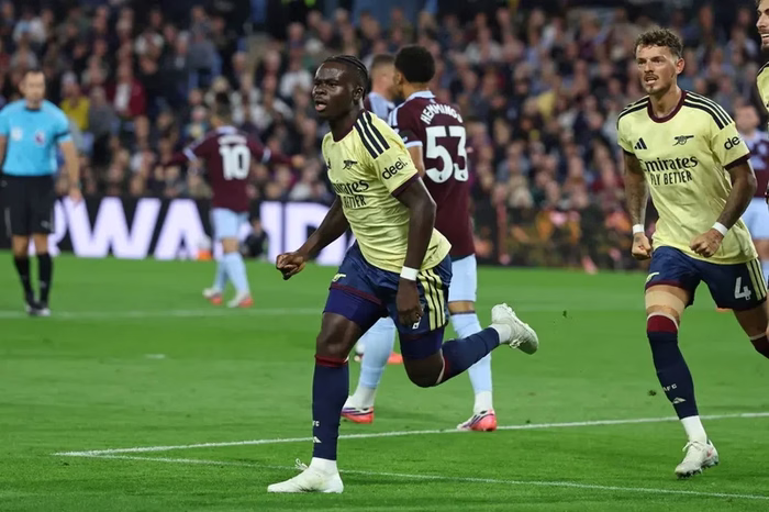 Com gol de Saka, Arsenal bate Aston Villa e vence segunda pelo Inglês