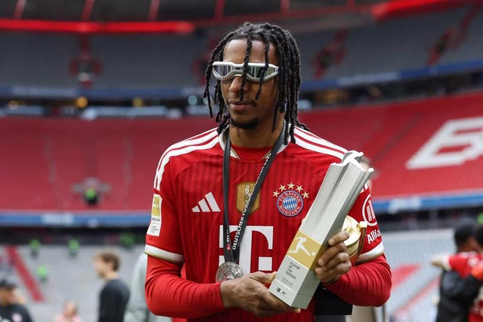Funkelndes Andenken: Bayern-Stars erhalten „Championship Ring“ für das Double