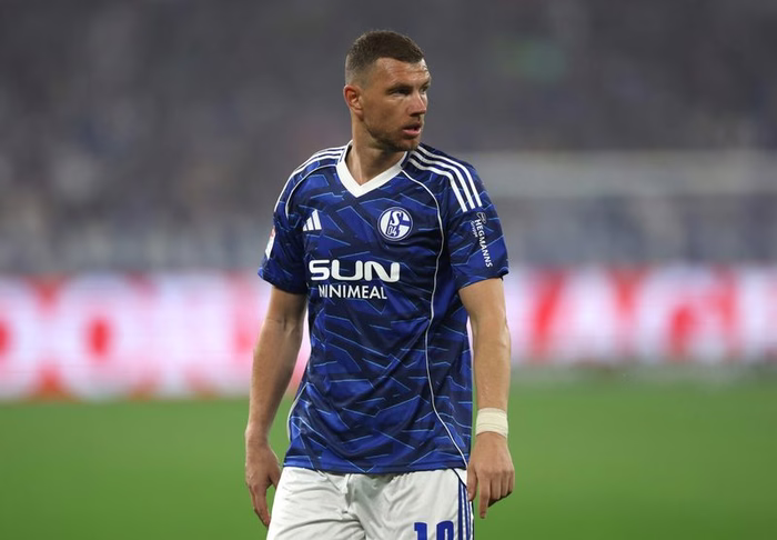 Schalke04, nuovo traguardo per Dzeko, ma l'esordio è un flop
