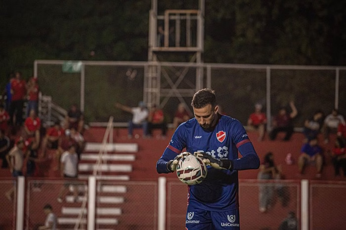 Helton Leite valoriza sequência sem sofrer gols no Vila Nova