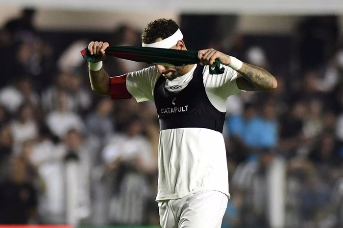 Neymar sofre seis faltas e sai lesionado em Santos x Palmeiras; vídeos