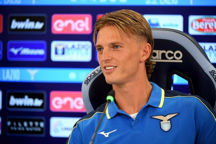 Lazio, gaffe di Fabiani: Gudmundsson diventa “Aller” alla presentazione