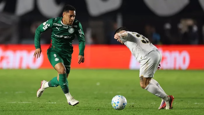 Abel abre o jogo sobre fase de Vitor Roque no Palmeiras e cobra mudança em "linguagem corporal"