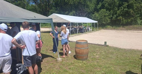 Un concours de pétanque en tête à tête à Manaurie, à côté des Eyzies