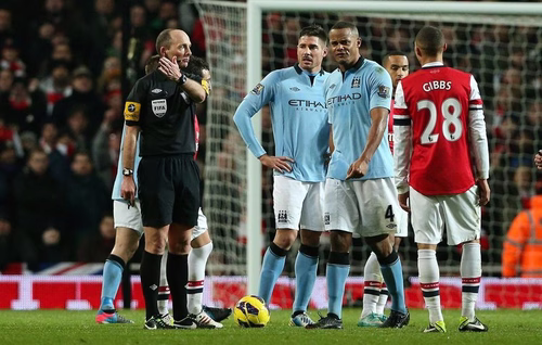 Premier League : Un ancien arbitre raconte qu’il se lançait des petits défis « pour rire » pendant les matchs