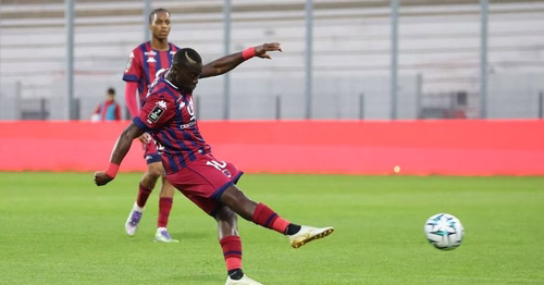 Le Stade Malherbe Caen officialise l'arrivée d'Henri Saivet, 35 ans, pour renforcer le milieu de terrain