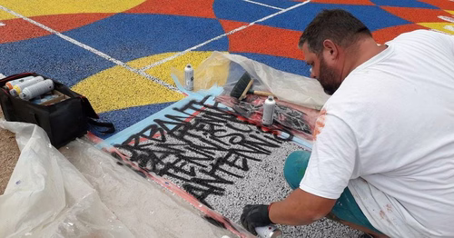 Aubusson : un graffeur peint un court d'urban tennis pour rendre le sport plus attractif
