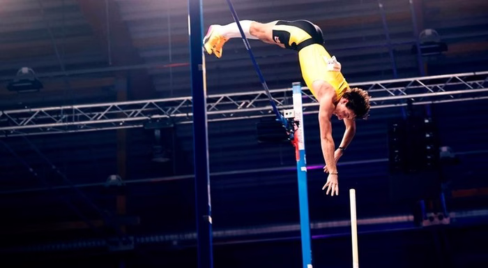 Armand Duplantis sente incómodo na perna e falha final da Liga de Diamante