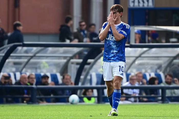 De virada, Como goleia Genoa e dorme na liderança do Italiano