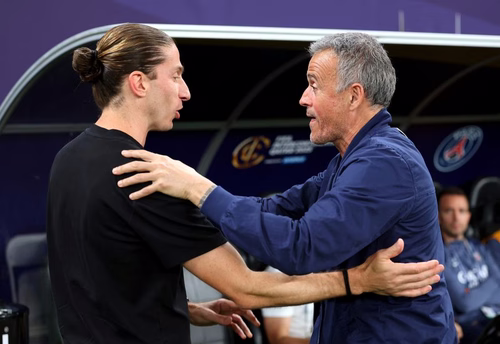 Filipe Luís revê o "melhor do mundo Luis Enrique"; onde assistir