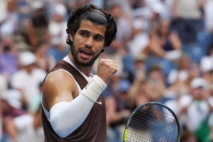 Carlos Alcaraz avoids wardrobe malfunction and eases into US Open fourth round