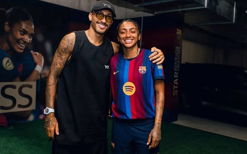 Kerolin é confundida com Raphinha na saída do treino do Barcelona