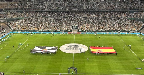 El Betis homenajea a Ceuta antes del encuentro contra el Real Madrid y se llena de insultos contra Sánchez