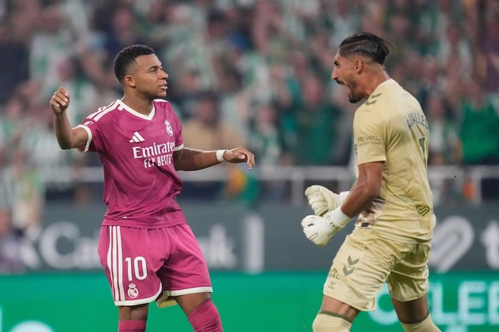 Kylian Mbappé falló un penal y el arquero de Betis festejó su atajada dándole un pechazo provocativo