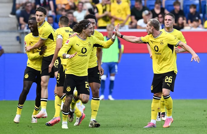 Com gol contra no fim, Dortmund vira sobre o Hoffenheim e mantém os 100% no Alemão​‌