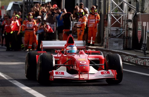 Rubinho dirige Ferrari de 2002 em fim de semana de homenagens a Schumacher em Monza; veja