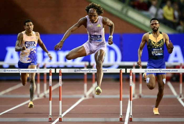 Alison dos Santos é tricampeão da Diamond League em Bruxelas