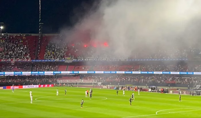 São Paulo x Atlético-MG: sinalizadores causam princípio de tumulto na torcida visitante