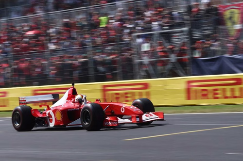 Vettel pilota Ferrari de Schumacher em Monza antes do GP da Itália