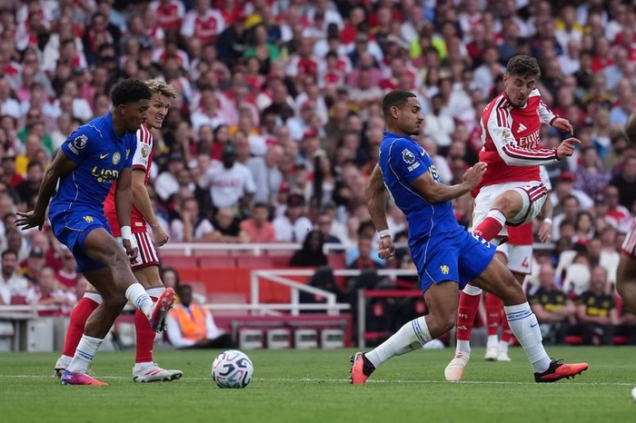 Arsenal le ganó a Chelsea: Dibu Martínez atajó casi todo y Havertz hizo una asistencia sin tocar la pelota