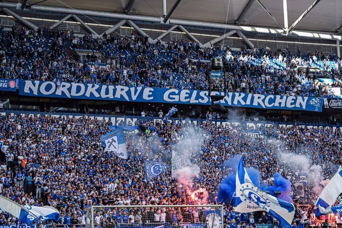 Fan-Eskalation auf Schalke! Video zeigt heftige Auseinandersetzung mit Bayern-Ultras